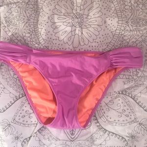 Bikini bottom with ruched detailing on the sides